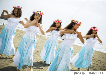 フラダンサー 海岸でダンス フラダンサー 海岸でダンス 36821011