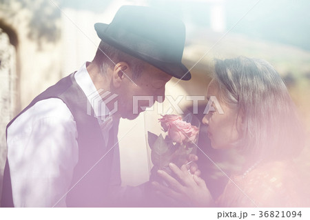 シニアカップル 記念日 デートの写真素材
