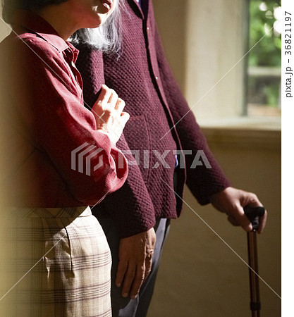 老夫婦 介護生活の写真素材