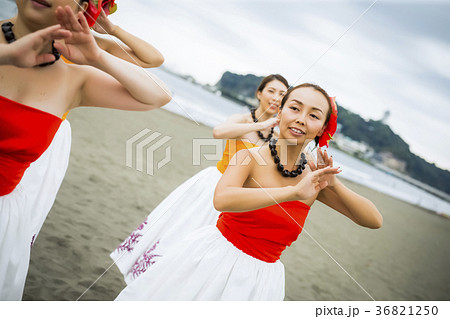 フラダンサー 海岸でダンス フラダンサー 海岸でダンス 36821250