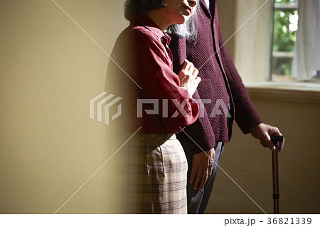 老夫婦 介護生活の写真素材
