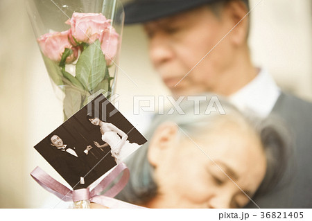 老夫婦と昔の写真 老夫婦と昔の写真 36821405