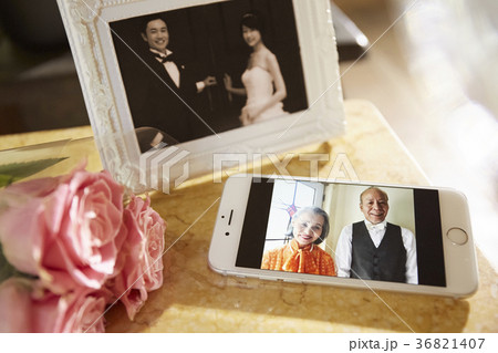 老夫婦と昔の写真 36821407
