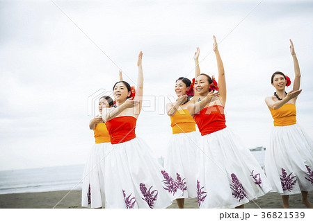 フラダンサー　海岸でダンス 36821539