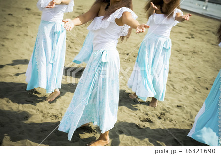 フラダンサー　海岸でダンス 36821690