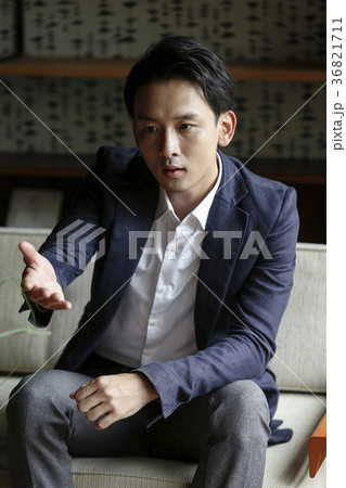 ソファに座るビジネスマン ソファに座るビジネスマン 36821711