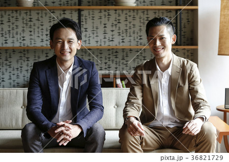 ソファに座るビジネスマン 36821729