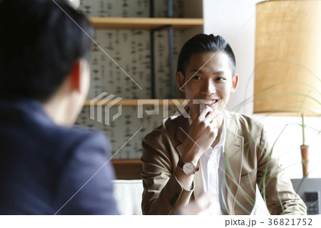 話をするビジネスマン 話をするビジネスマン 36821752