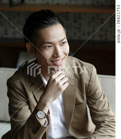 ソファに座るビジネスマン ソファに座るビジネスマン 36821753