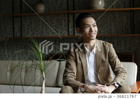 ソファに座るビジネスマン ソファに座るビジネスマン 36821767