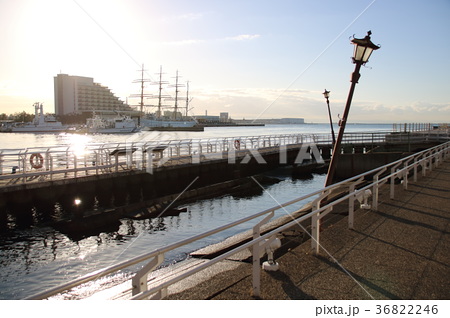 阪神 淡路大震災の震災遺構 神戸港震災メモリアルパーク と 神戸港の朝の風景 の写真素材