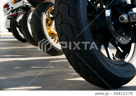 バイクツーリング　駐輪場　並ぶ後輪　c　伸びるバイクの影 2台目にフォーカス 36822278