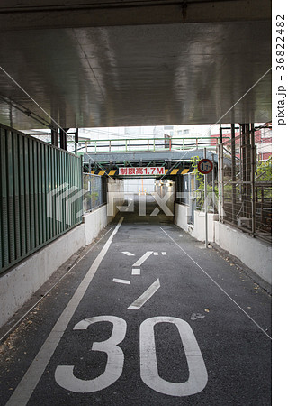 ゾーン30の標識、時速30キロ速度規制 ゾーン30の標識、時速30キロ速度規制 36822482