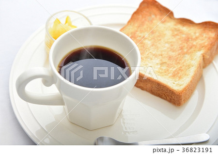 モーニングコーヒーと焼きたてトースト モーニングコーヒーと焼きたてトースト 36823191