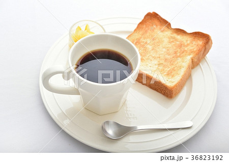 モーニングコーヒーと焼きたてトースト 36823192