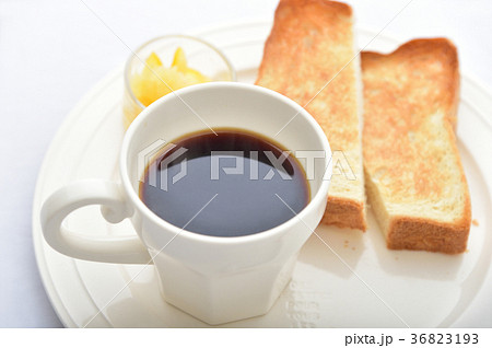 モーニングコーヒーと焼きたてトースト モーニングコーヒーと焼きたてトースト 36823193