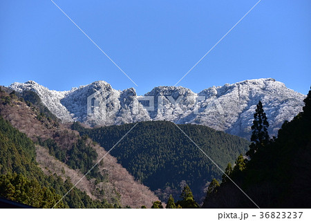 【世界遺産 紀伊山地の霊場と参詣道】【日本百名山】冠雪の初冬の大峯山山上ヶ岳 奈良県吉野郡天川村 【世界遺産 紀伊山地の霊場と参詣道】【日本百名山】冠雪の初冬の大峯山山上ヶ岳 奈良県吉野郡天川村 36823237