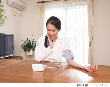 血圧を測るミドル女性 血圧を測るミドル女性 36823409