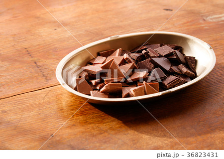 砕いたオーガニックチョコレート 砕いたオーガニックチョコレート 36823431