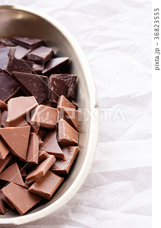 砕いたオーガニックチョコレート 36823555