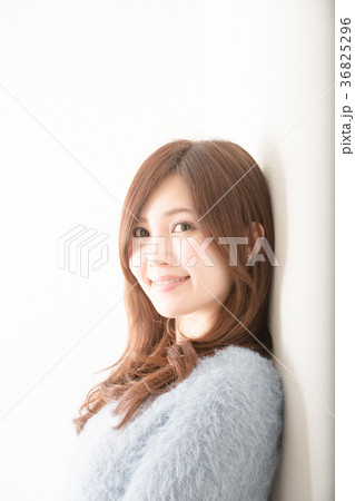 壁にもたれる女性 36825296