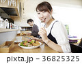 一人ランチ、食べるシーン、女子 36825325