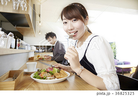 一人ランチ、食べるシーン、女子 36825325