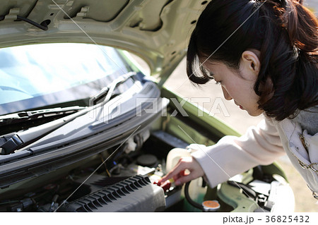 車が故障して困っている女性 36825432