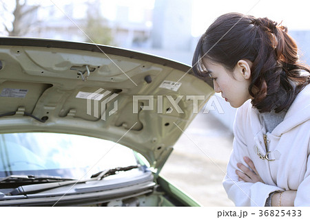車が故障して困っている女性 36825433