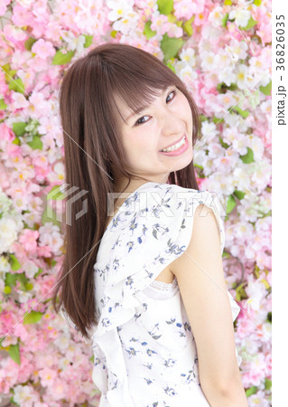 若い女性 ヘアスタイル 花バック 若い女性 ヘアスタイル 花バック 36826035