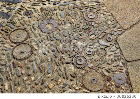 Floor with pattern from pebbles and rusty metal 36826230