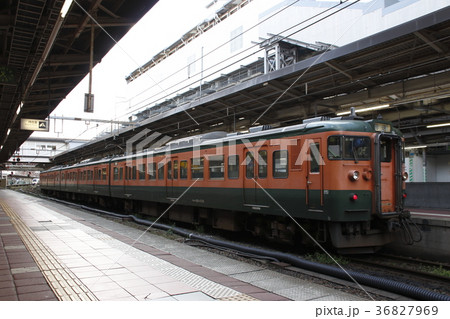 新潟駅に停車中の信越本線115系(回送列車) 新潟駅に停車中の信越本線115系(回送列車) 36827969