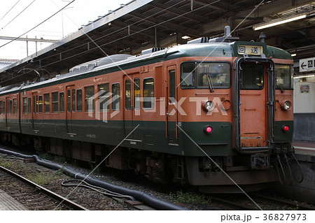 新潟駅に停車中の信越本線115系(回送列車) 新潟駅に停車中の信越本線115系(回送列車) 36827973