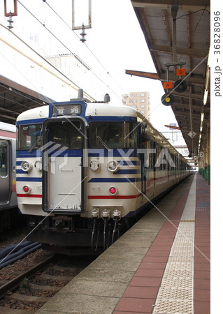 白新線115系（新潟駅：地平ホーム） 36828096