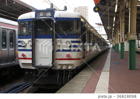 白新線115系（新潟駅：地平ホーム） 36828098