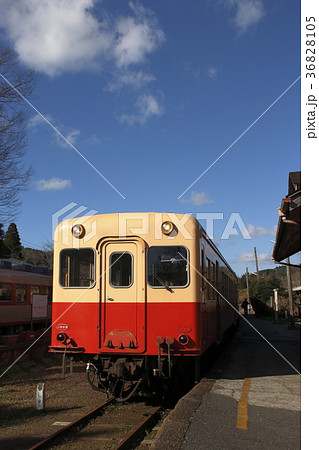 上総中野駅に停車中の小湊鉄道キハ200 上総中野駅に停車中の小湊鉄道キハ200 36828105