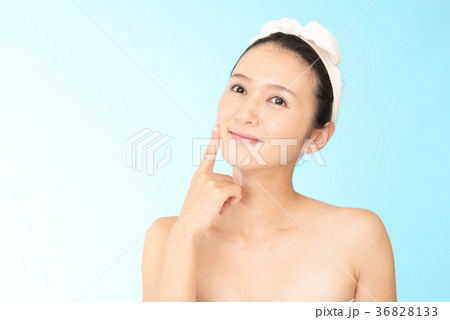 スキンケアをする女性 スキンケアをする女性 36828133