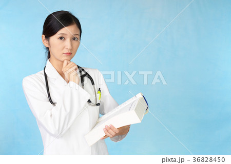 不安そうな表情の女医 不安そうな表情の女医 36828450