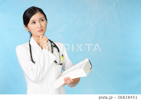 不安そうな表情の女医 36828451