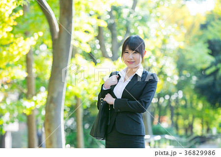 スーツ姿の成人女性　OL　オフィスレディ　ビジネス　スーツ　ポートレート　リクルート　緑背景　 36829986