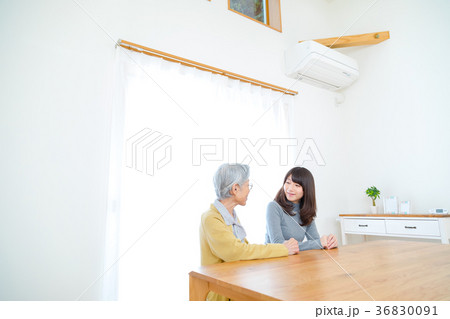 孫に楽しく会話をするお婆ちゃん 祖母と孫 若い女性と老人 孫に楽しく会話をするお婆ちゃん 祖母と孫 若い女性と老人 36830091