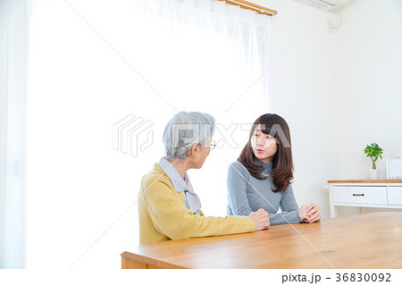 孫に楽しく会話をするお婆ちゃん 祖母と孫 若い女性と老人 孫に楽しく会話をするお婆ちゃん 祖母と孫 若い女性と老人 36830092