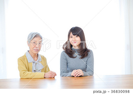 孫に楽しく会話をするお婆ちゃん 祖母と孫 若い女性と老人の写真素材