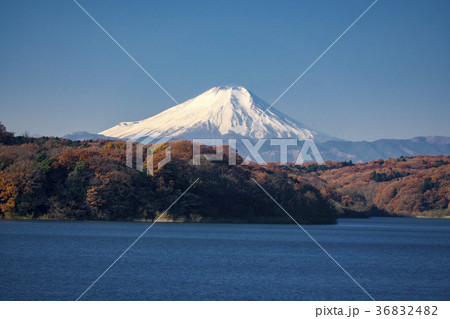 富士山 冬の狭山湖の写真素材 3624