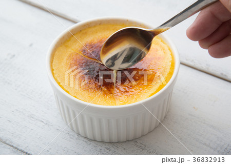 cracking caramel of creme brulee 36832913