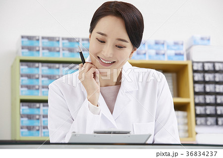 感情 下を向く 見下ろす 36834237