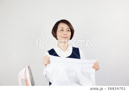 アイロンをかけるミドル女性 36834701