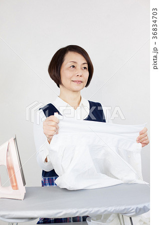 アイロンをかけるミドル女性 アイロンをかけるミドル女性 36834703