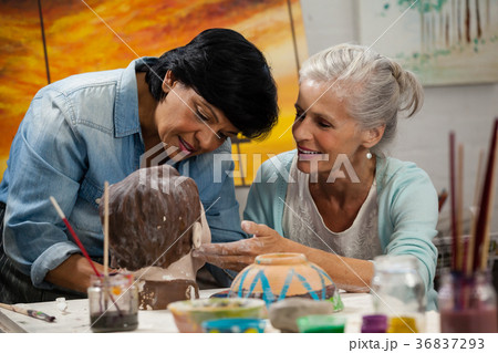 Woman painting a sculptor Woman painting a sculptor 36837293