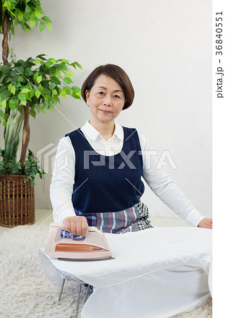 アイロンをかけるミドル女性　 36840551